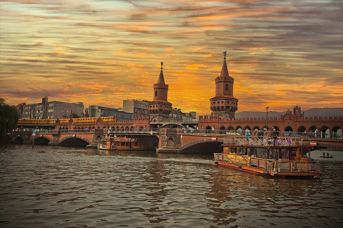 Hauptstadtfloss1-2-an-der-Oberbaumbruecke