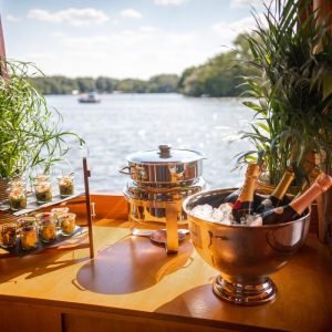 Blick vom Schiff auf Wasser und Catering